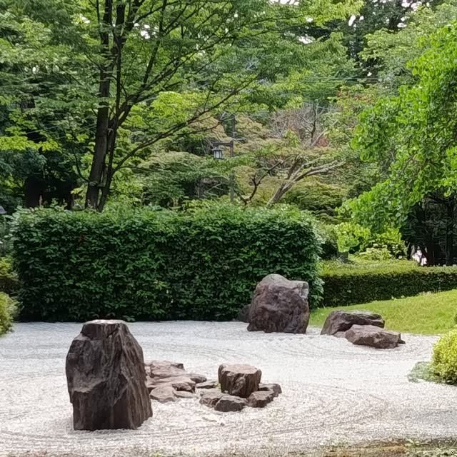 Grădină zen japoneză cu pietre și nisip greblat